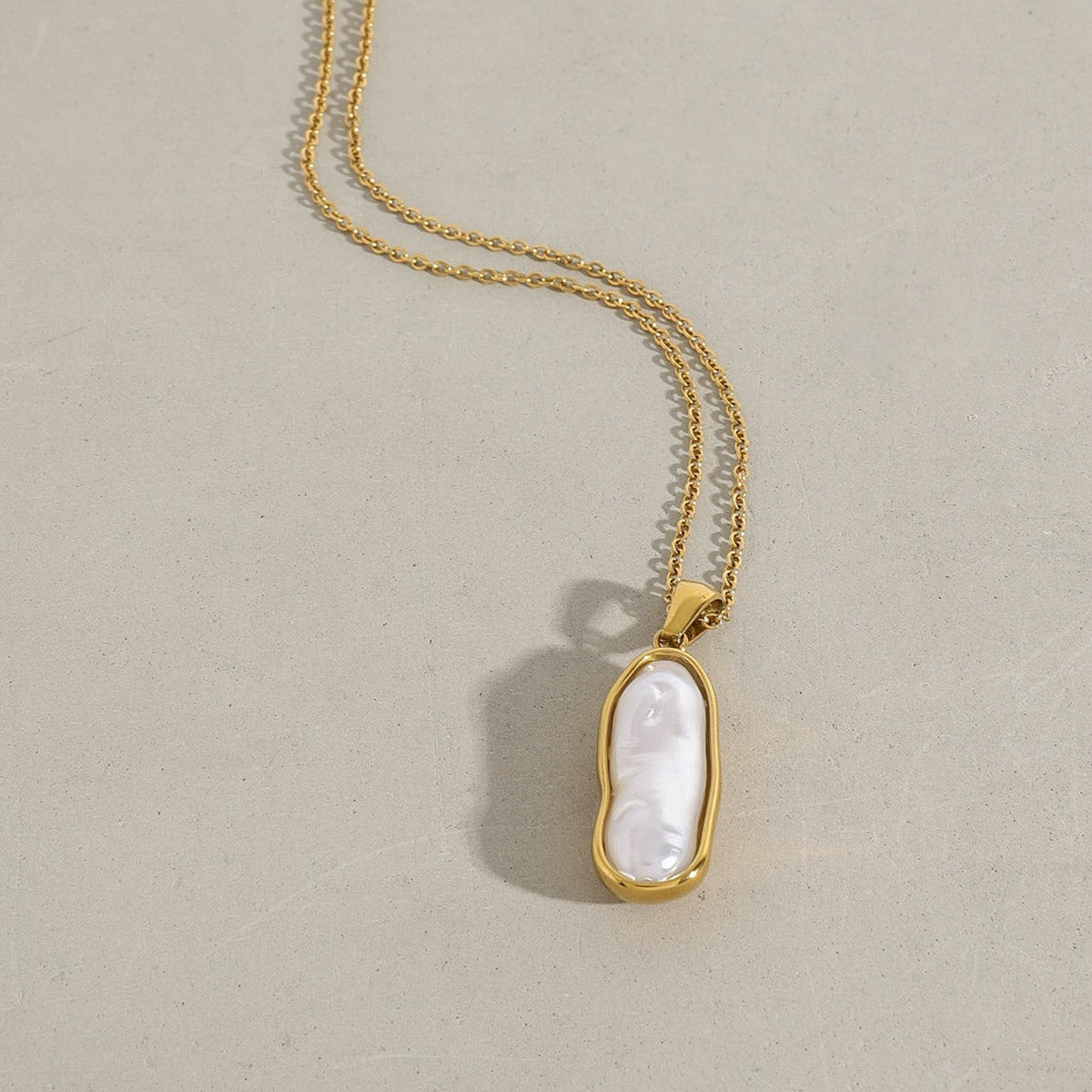 18K gold inlaid irregular pearl design light luxury noble pendant necklace