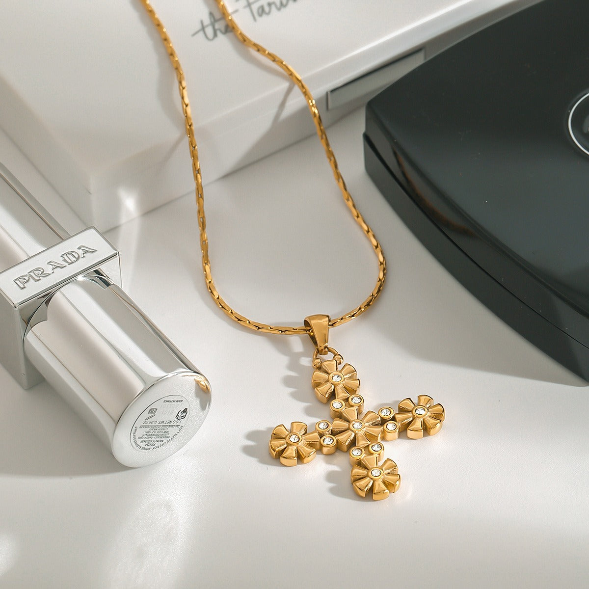 18K gold cross with flower-shaped design exquisite and fashionable necklace