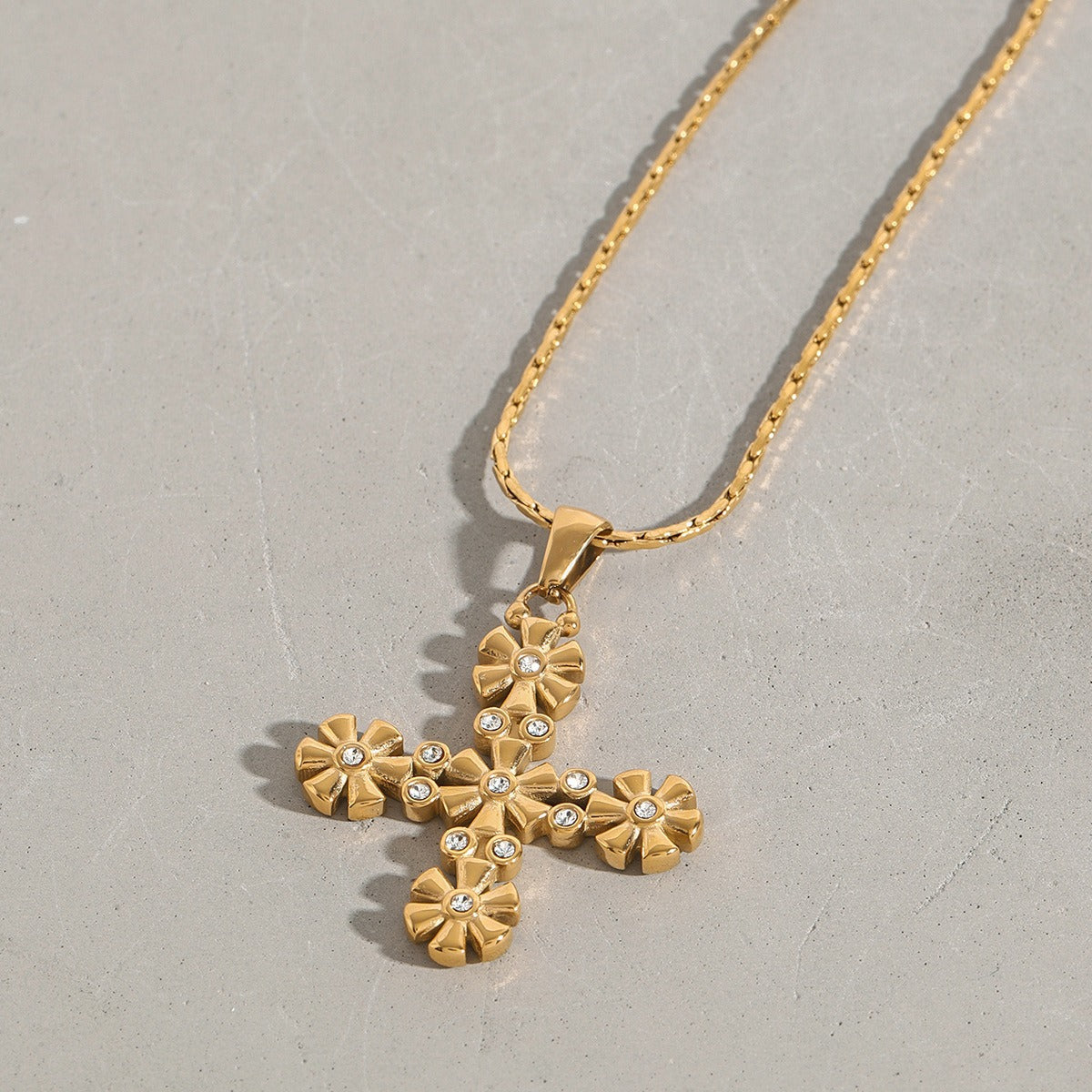 18K gold cross with flower-shaped design exquisite and fashionable necklace